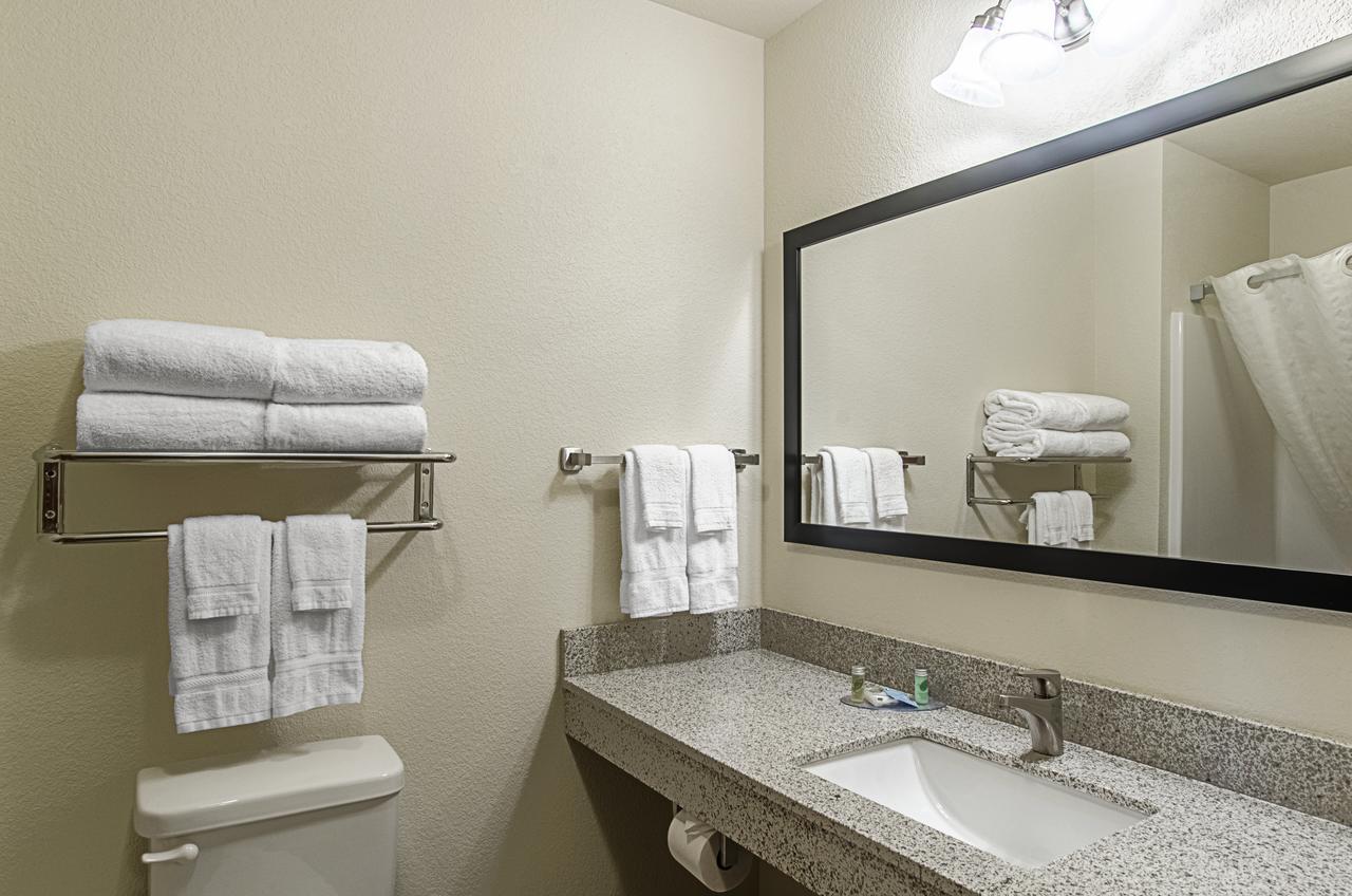 Cobblestone Inn&Suites - Guernsey Extérieur photo