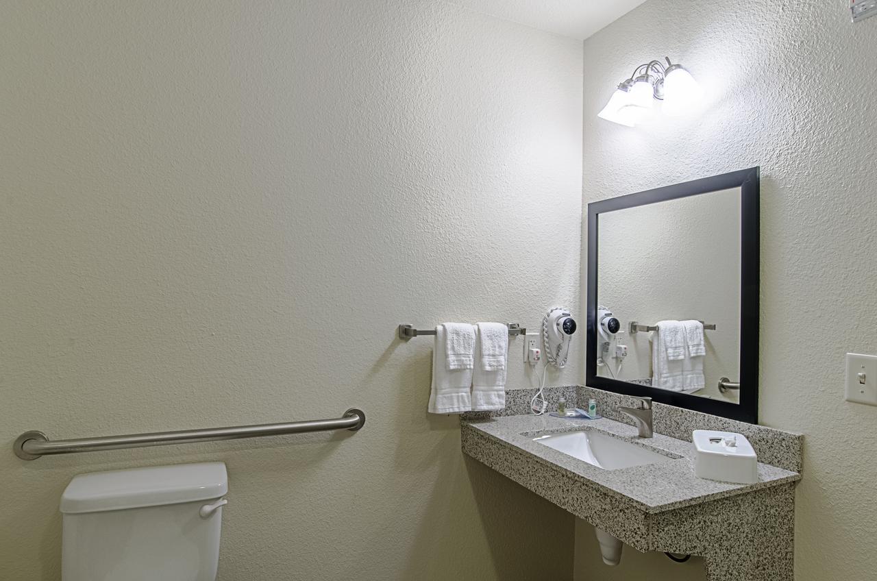 Cobblestone Inn&Suites - Guernsey Extérieur photo